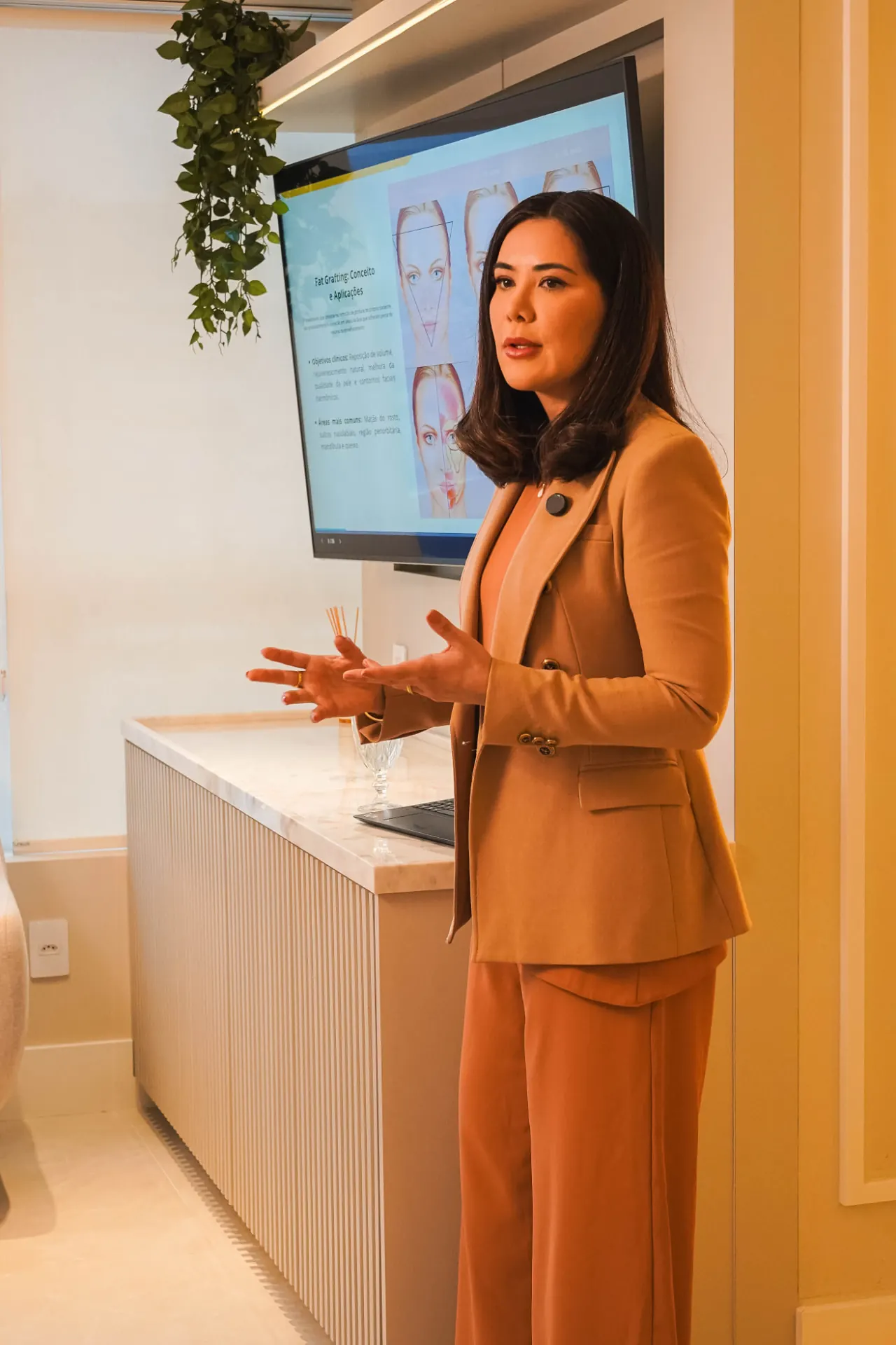 Dra. Josy Sasaki apresentando conteúdo sobre gordura autóloga